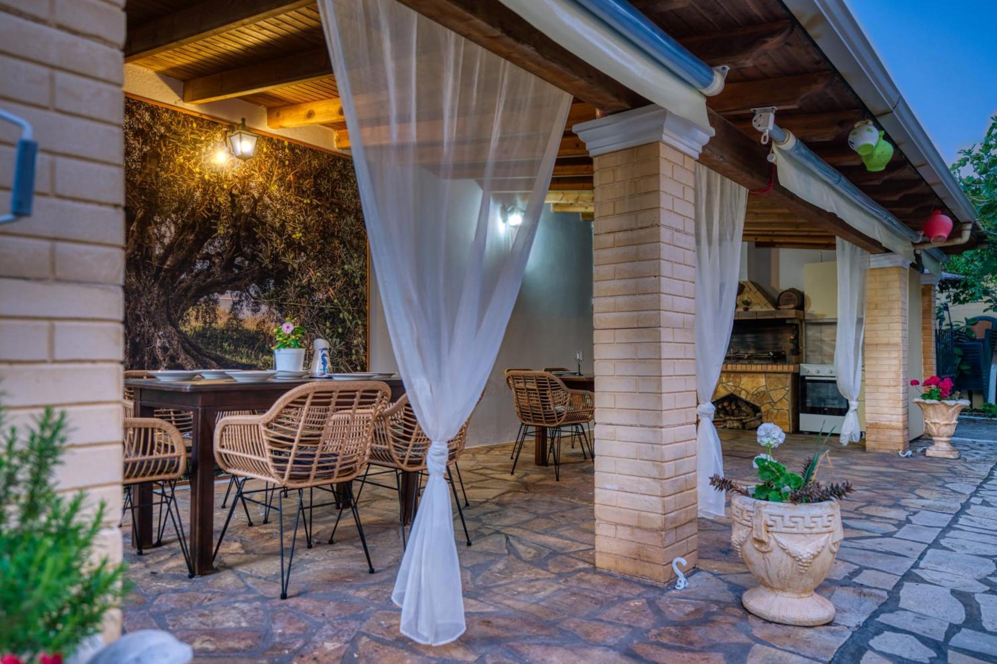 Stefanias Appartments Agios Matthaios  ภายนอก รูปภาพ