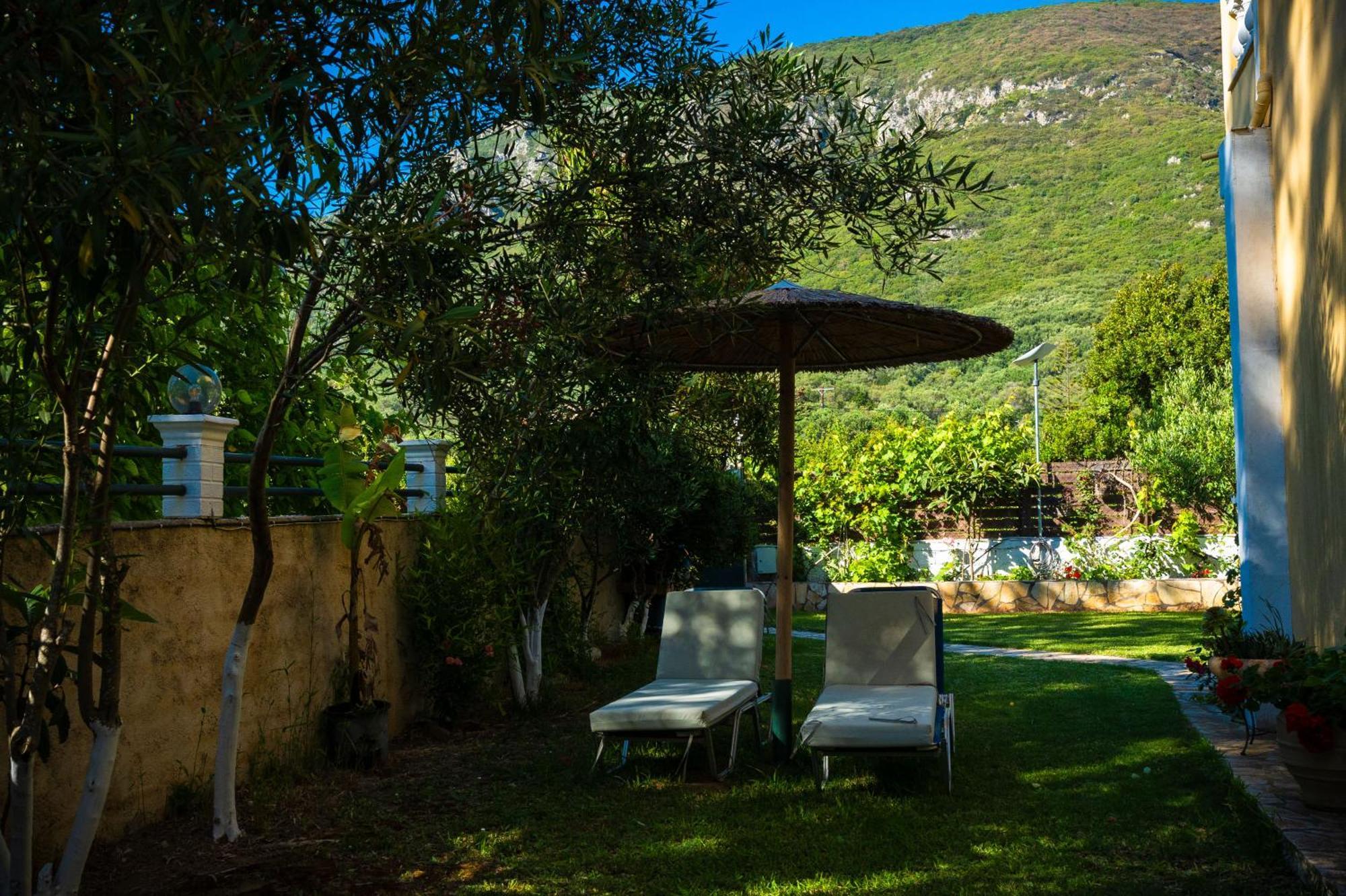 Stefanias Appartments Agios Matthaios  ภายนอก รูปภาพ