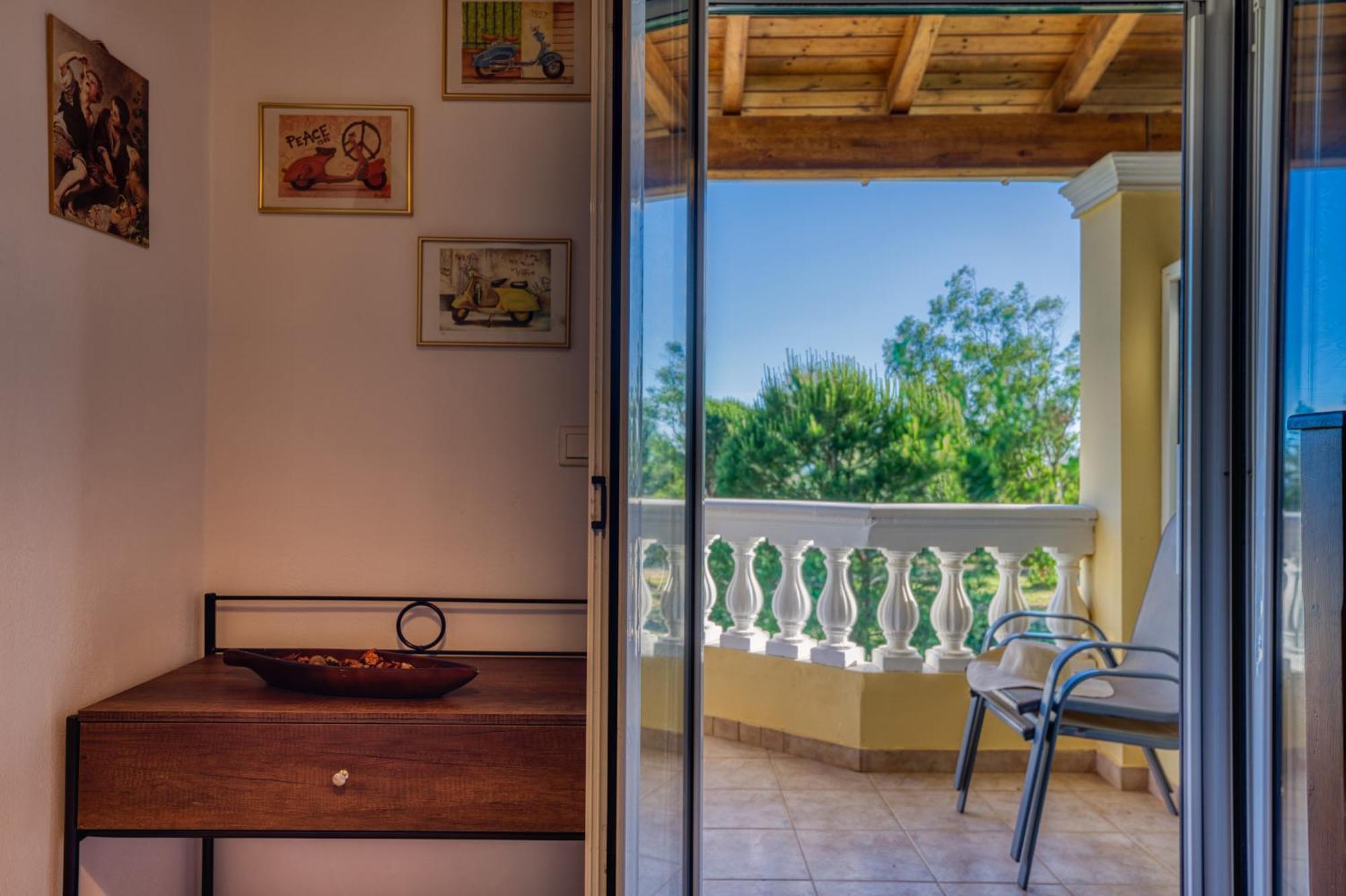 Stefanias Appartments Agios Matthaios  ภายนอก รูปภาพ