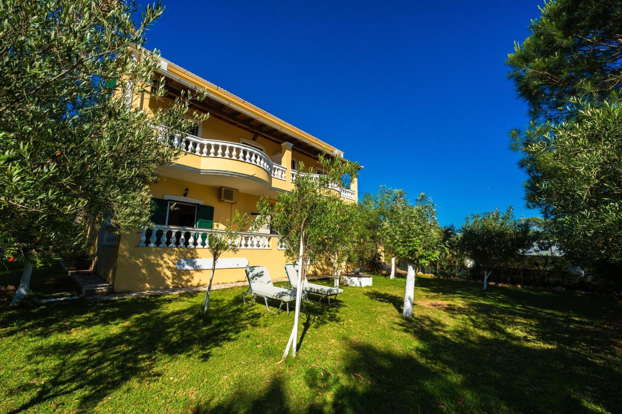 Stefanias Appartments Agios Matthaios  ภายนอก รูปภาพ